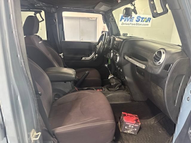 Used 2014 Jeep Wrangler Unlimited Rubicon w/ Max Tow Package AWD/4WD image 22