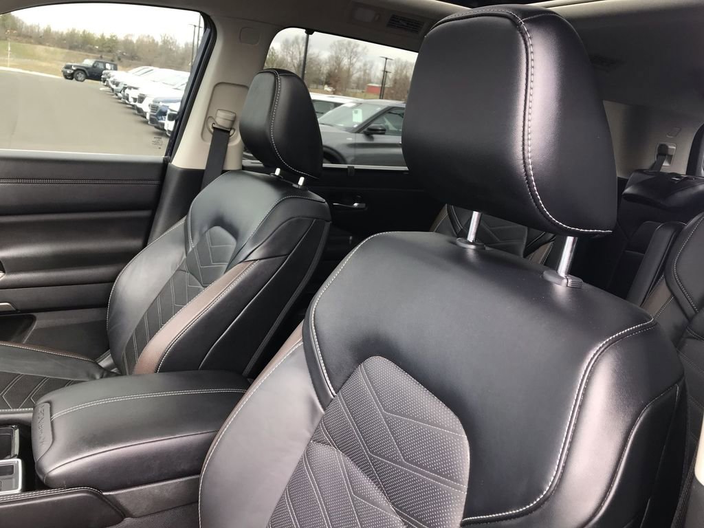 Used 2024 Nissan Pathfinder Platinum FWD image 11