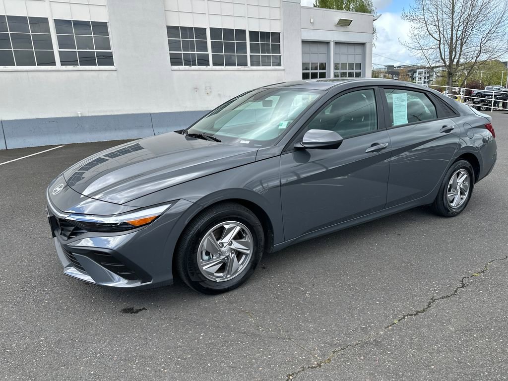 Certified 2025 Hyundai Elantra SE image 2
