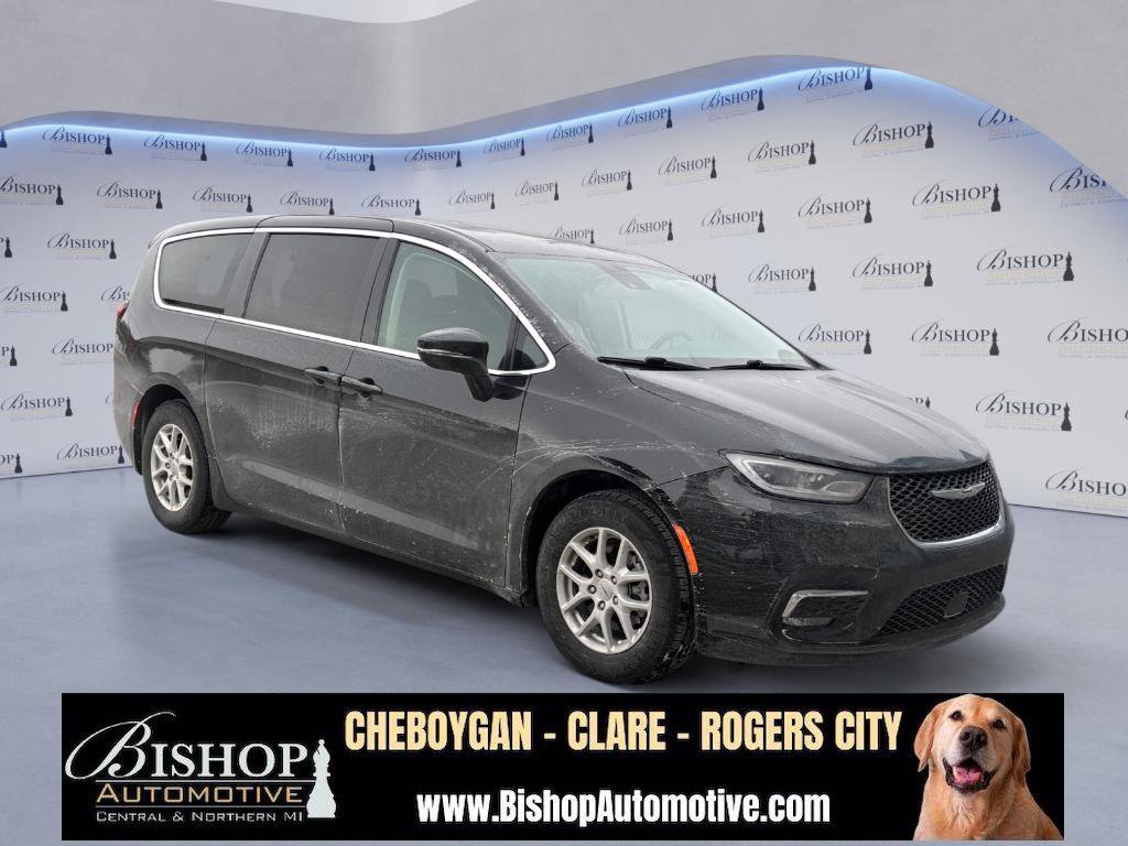 Used 2023 Chrysler Pacifica Touring-L image 4