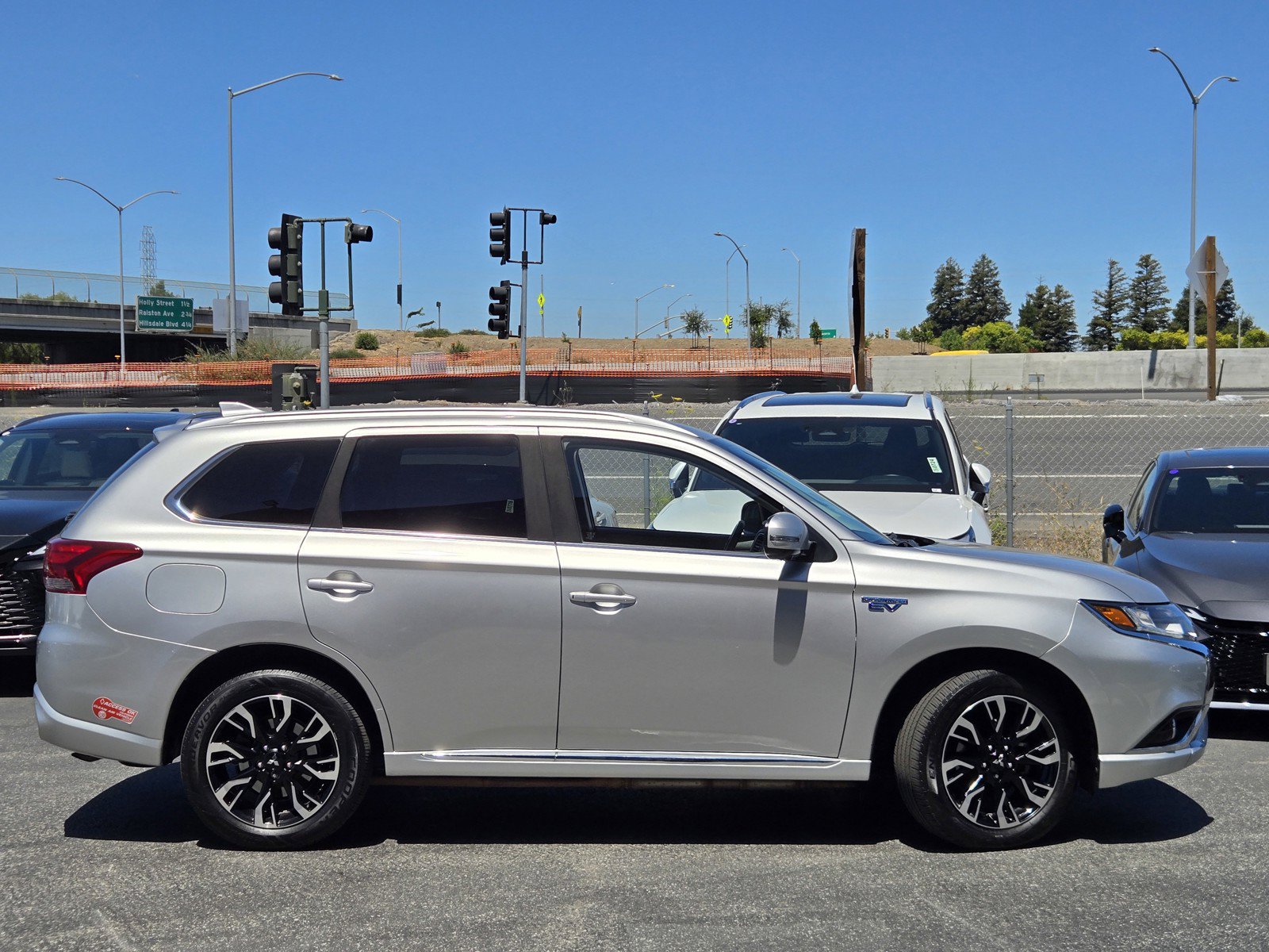 Used 2018 Mitsubishi Outlander 4WD Plug-In Hybrid image 3