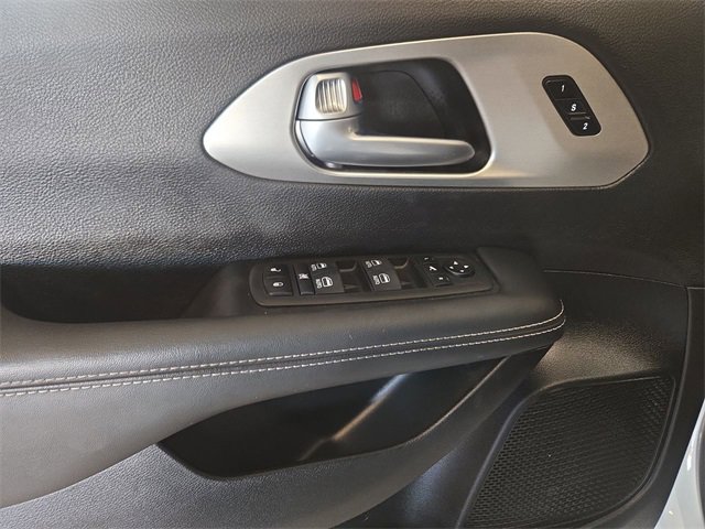 Used 2024 Chrysler Pacifica Limited w/ S Appearance Package image 13