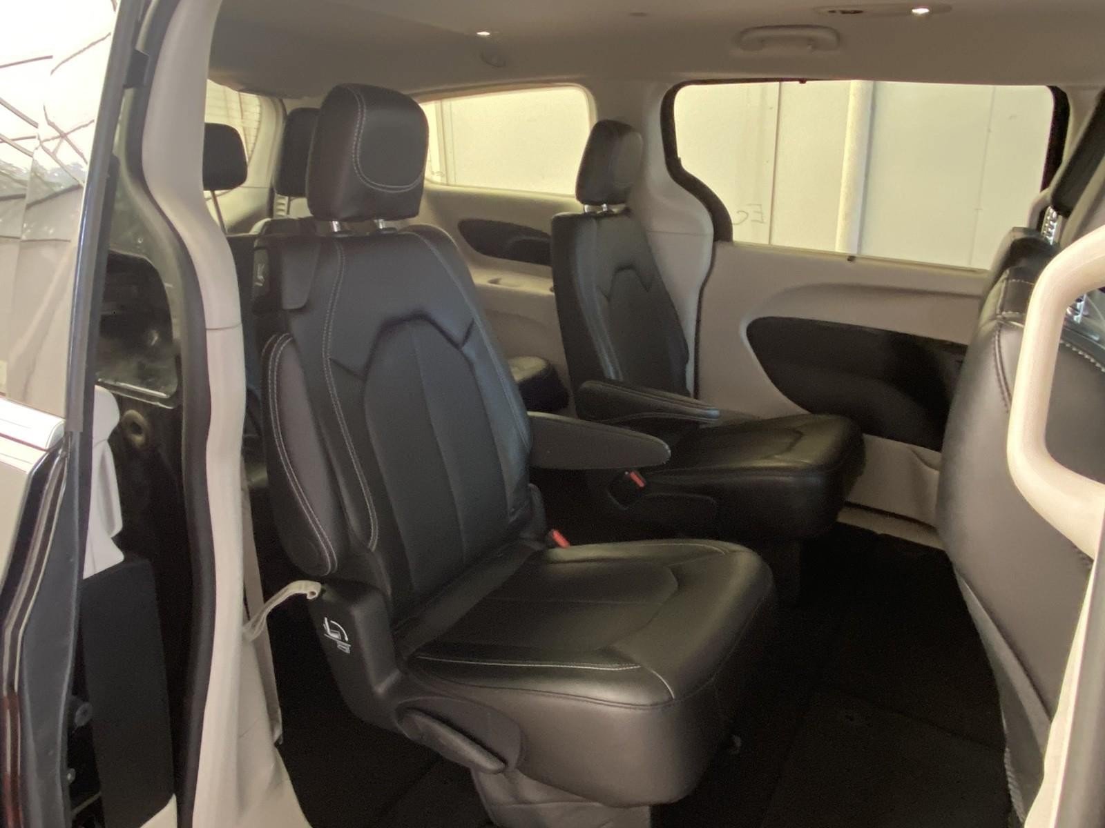 Used 2024 Chrysler Pacifica Touring-L FWD image 11