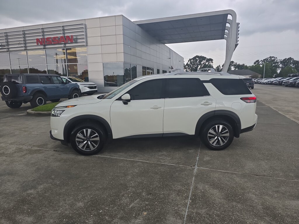 Used 2024 Nissan Pathfinder SL FWD image 3