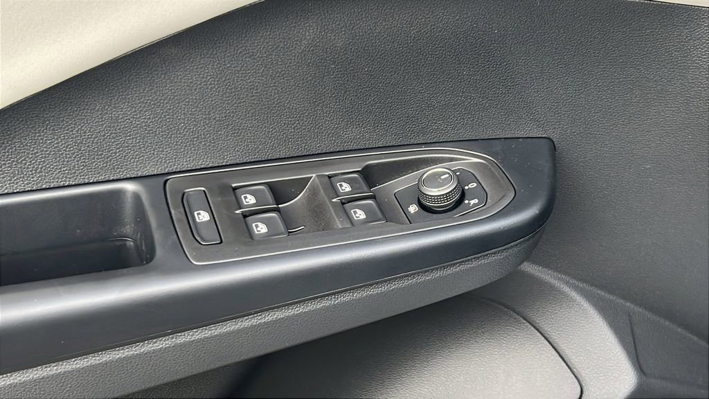 New 2025 Volkswagen Taos SE image 15