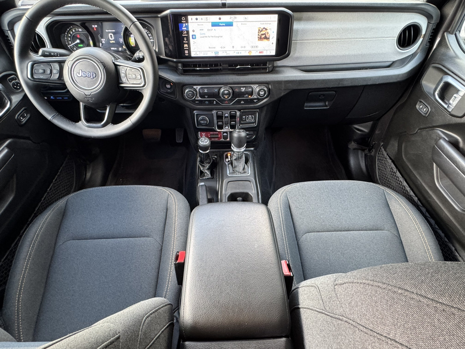 Used 2025 Jeep Wrangler Willys AWD/4WD image 24
