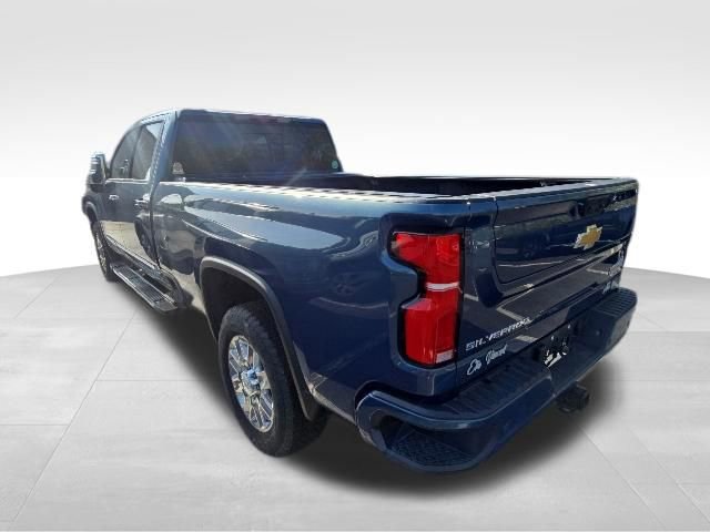 Used 2025 Chevrolet Silverado 3500 High Country w/ High Country Premium Package AWD/4WD image 3