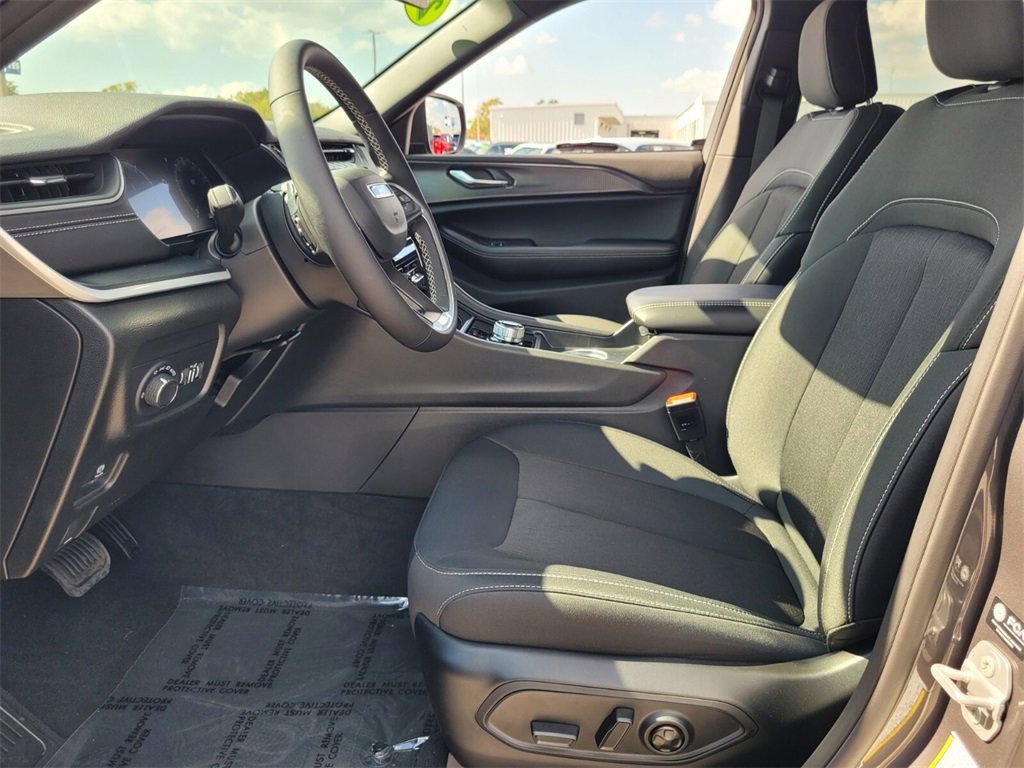 Used 2025 Jeep Grand Cherokee Laredo X w/ Luxury Tech Group I image 15