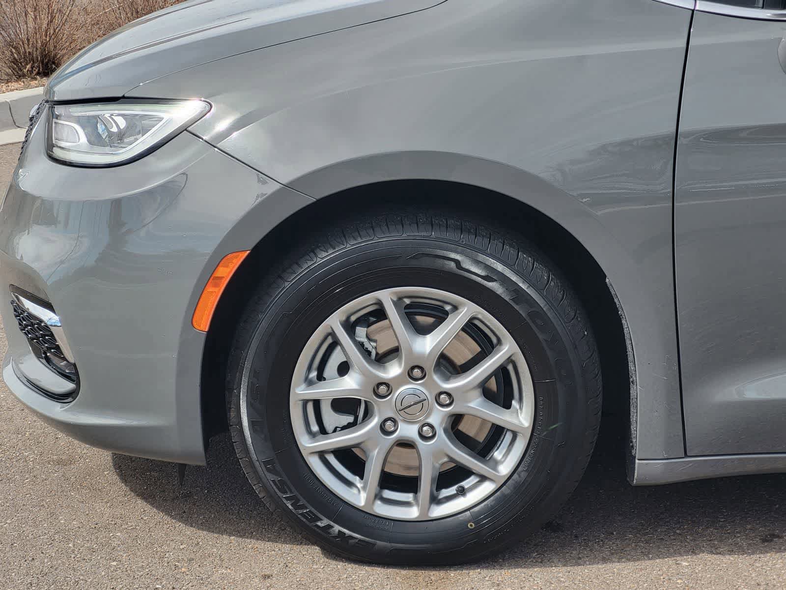 Used 2021 Chrysler Pacifica Touring FWD image 9