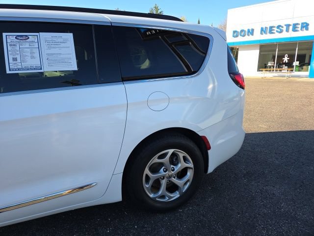 Used 2023 Chrysler Pacifica Limited FWD image 37