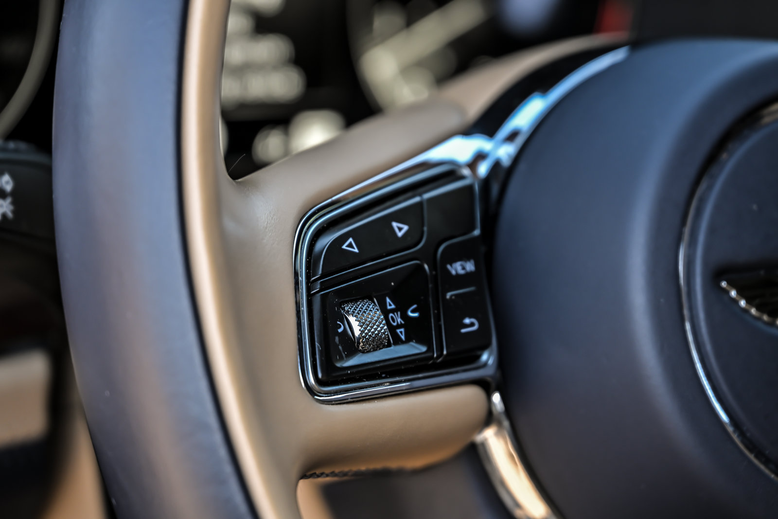 Certified 2023 Bentley Bentayga Extended Wheelbase AWD/4WD image 35