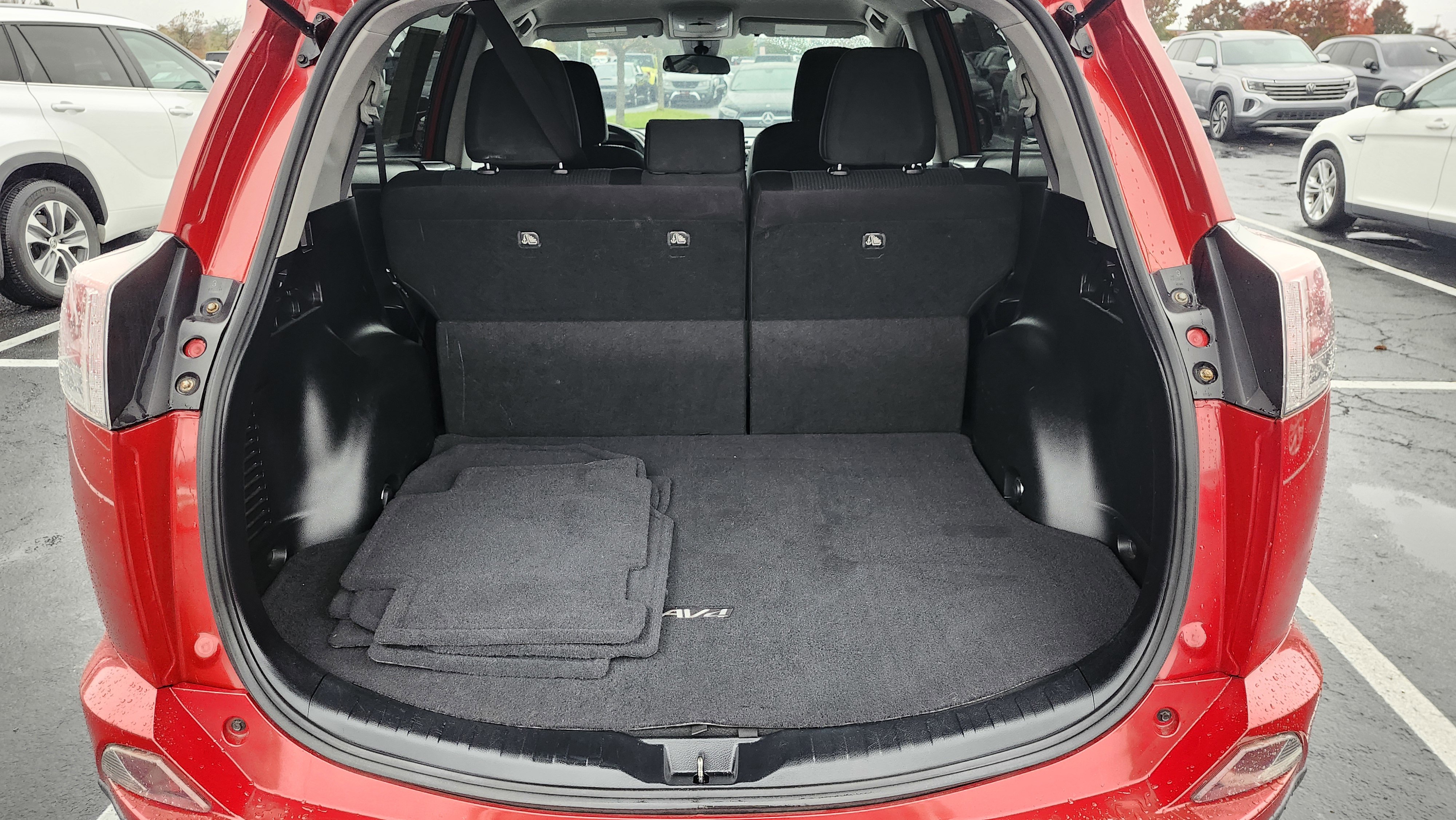 Used 2017 Toyota RAV4 LE image 17