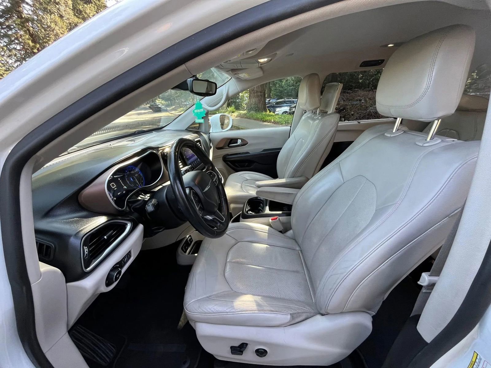 Used 2017 Chrysler Pacifica Touring-L Plus w/ Advanced Safetytec Group image 7