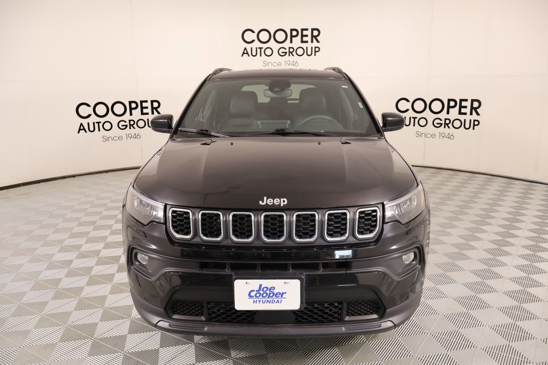 Used 2025 Jeep Compass Latitude w/ Sun & Sound Group AWD/4WD image 9