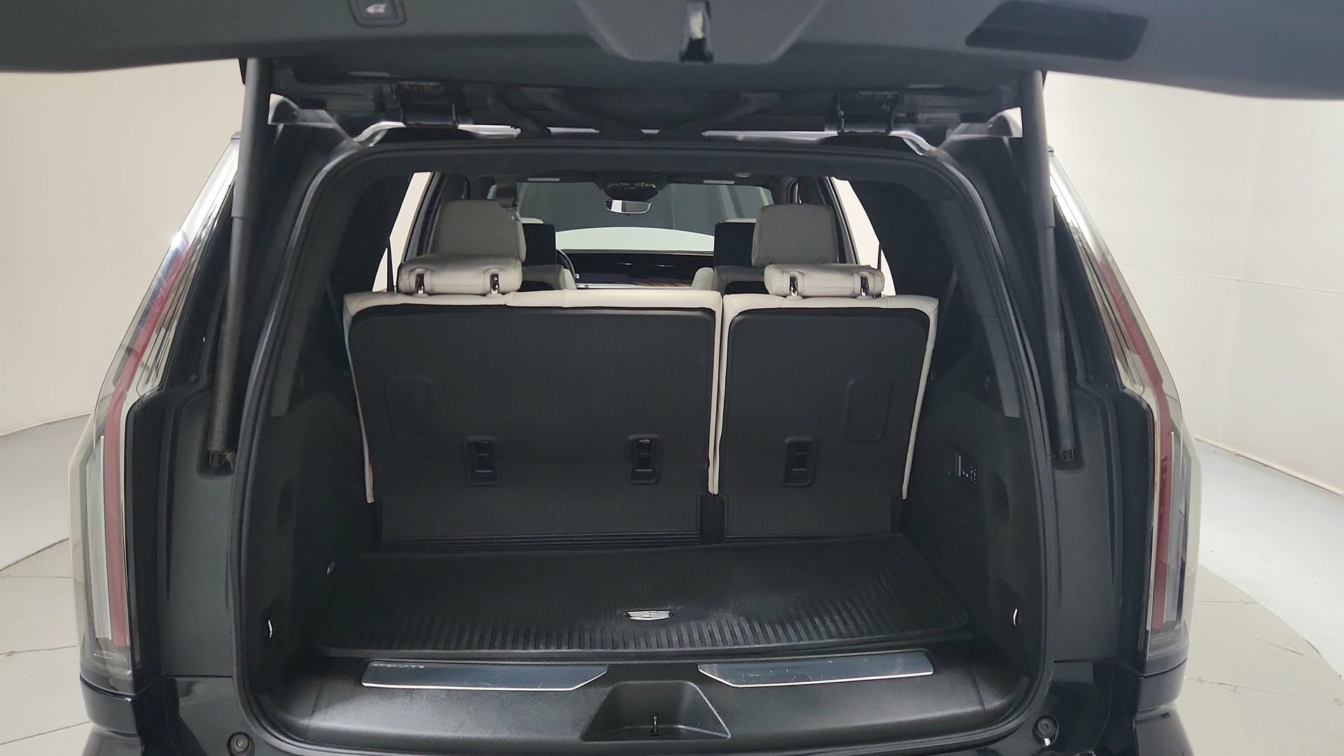 Used 2025 Cadillac Escalade Sport Platinum w/ LPO, Floor Liner Package AWD/4WD image 26
