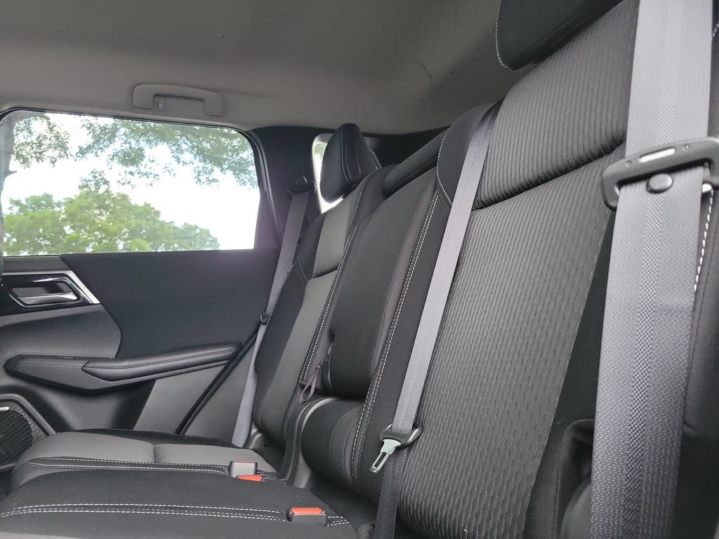 Used 2026 Mitsubishi Outlander ES FWD image 11