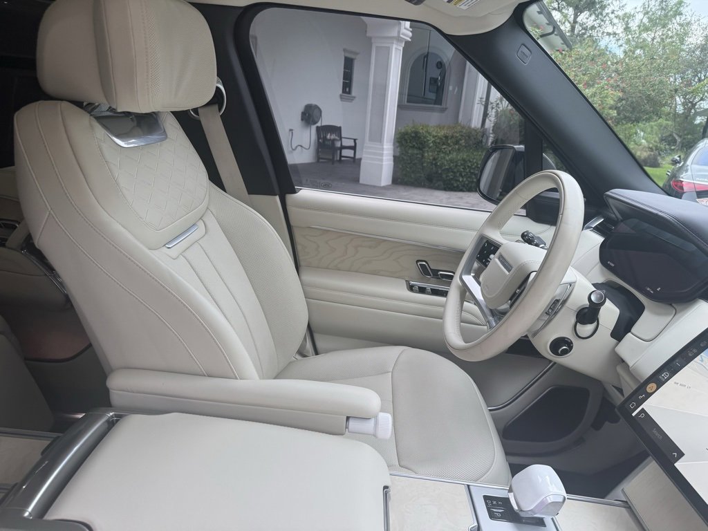Used 2025 Land Rover Range Rover SV image 30