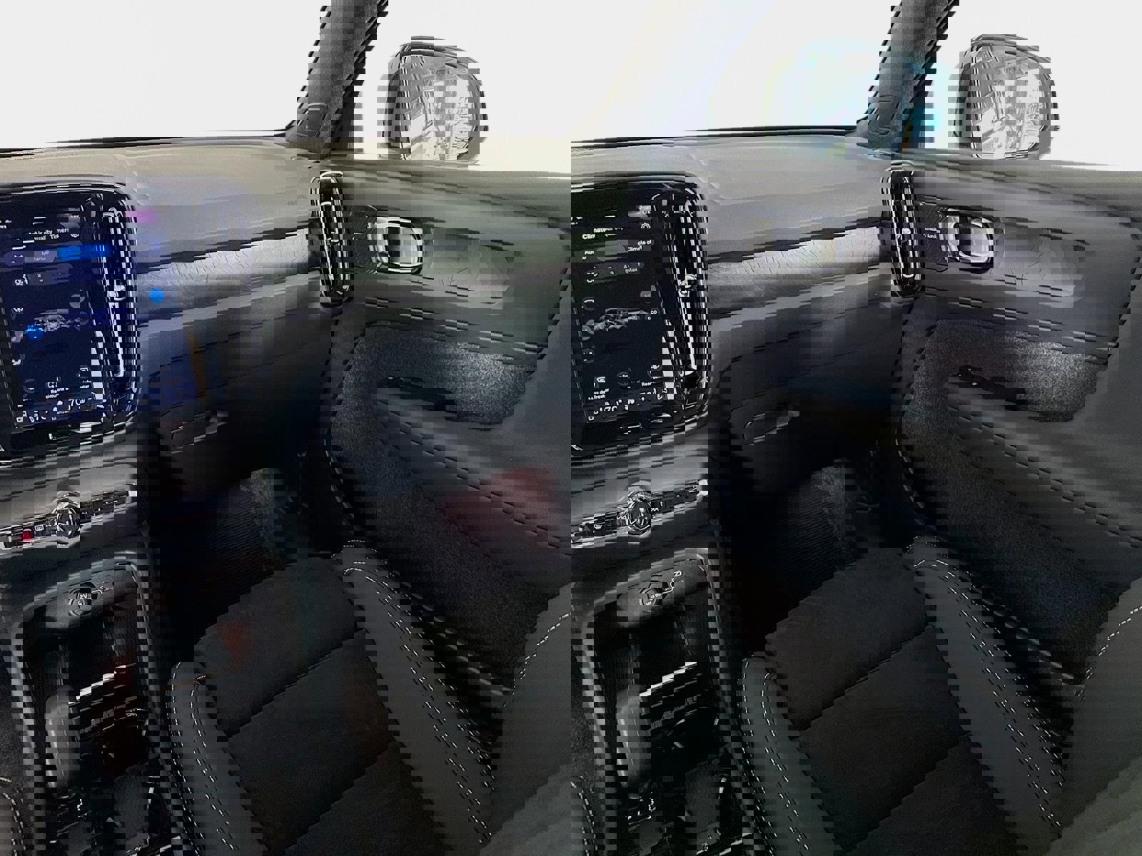 Used 2023 Volvo C40 P8 Recharge Ultimate image 27