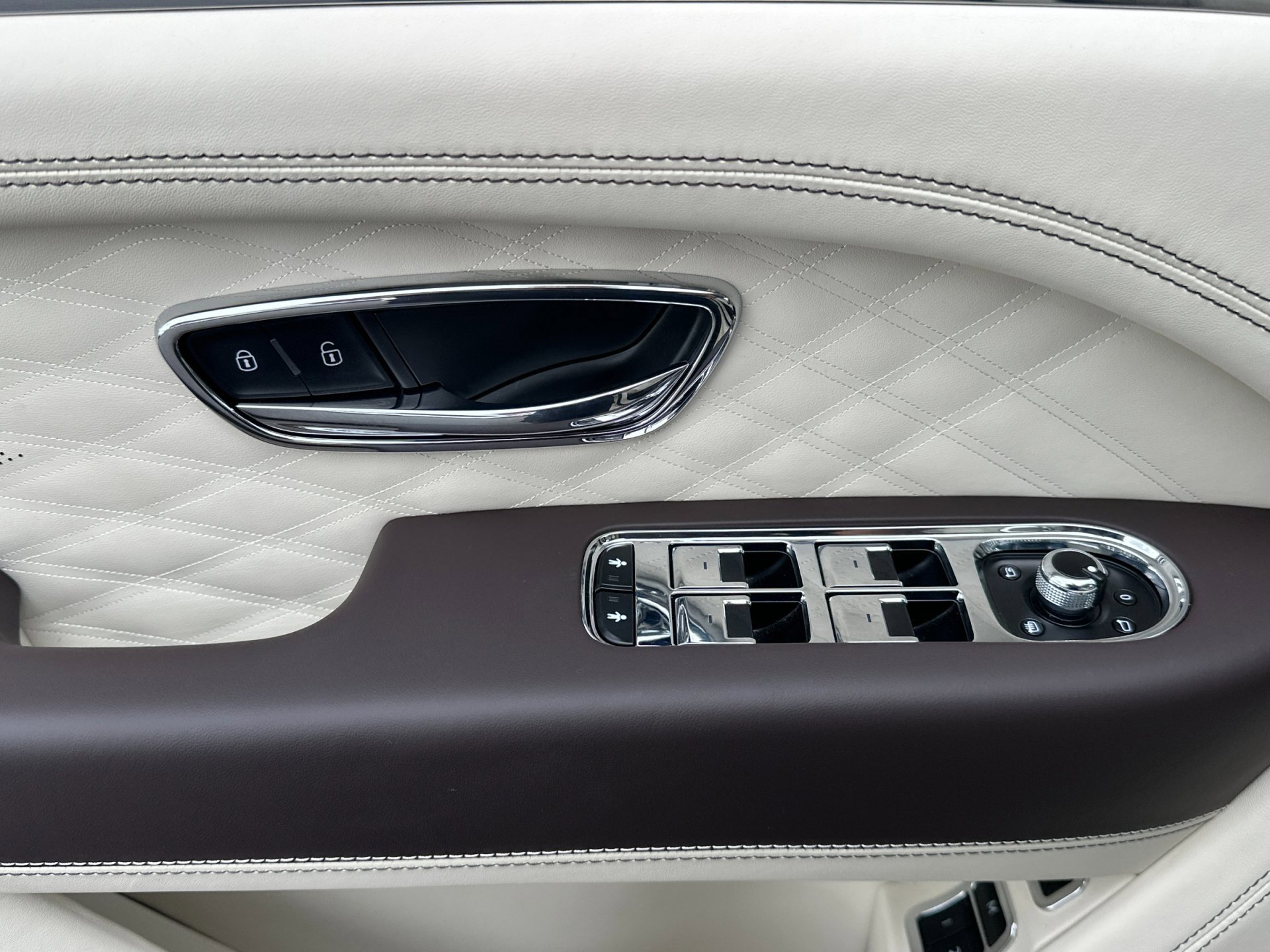 Used 2025 Bentley Bentayga image 14