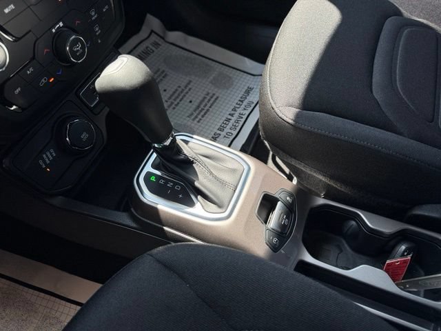 Certified 2022 Jeep Renegade Latitude w/ Convenience Group AWD/4WD image 19