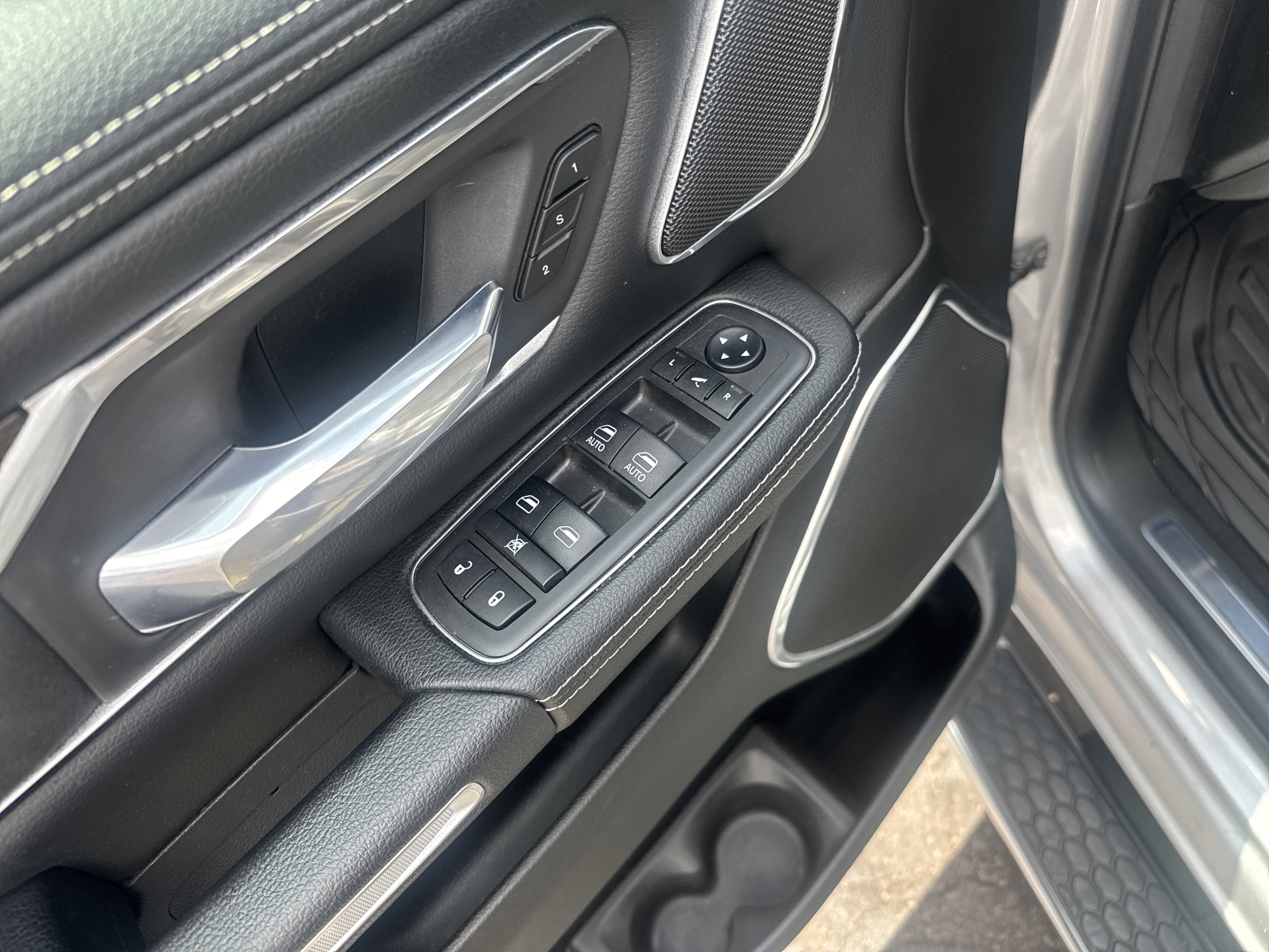 Used 2019 RAM 1500 Laramie AWD/4WD image 11