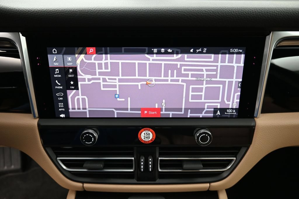 Certified 2025 Porsche Macan AWD/4WD image 21