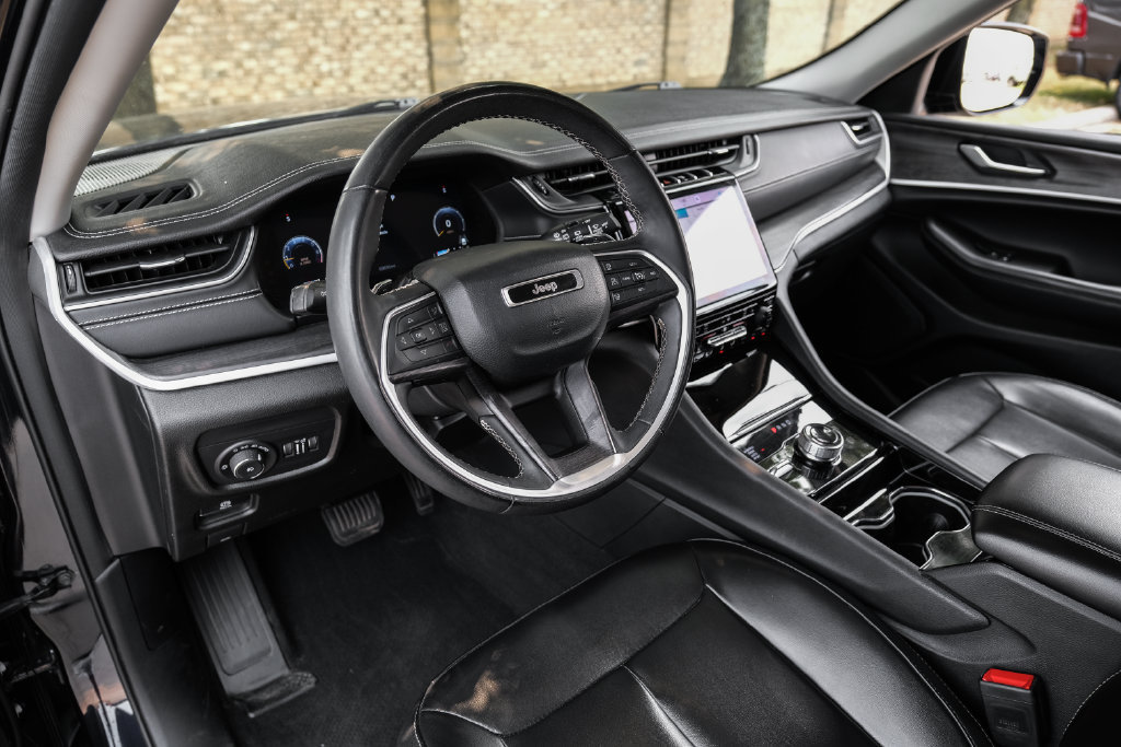 Used 2023 Jeep Grand Cherokee L Limited AWD/4WD image 25
