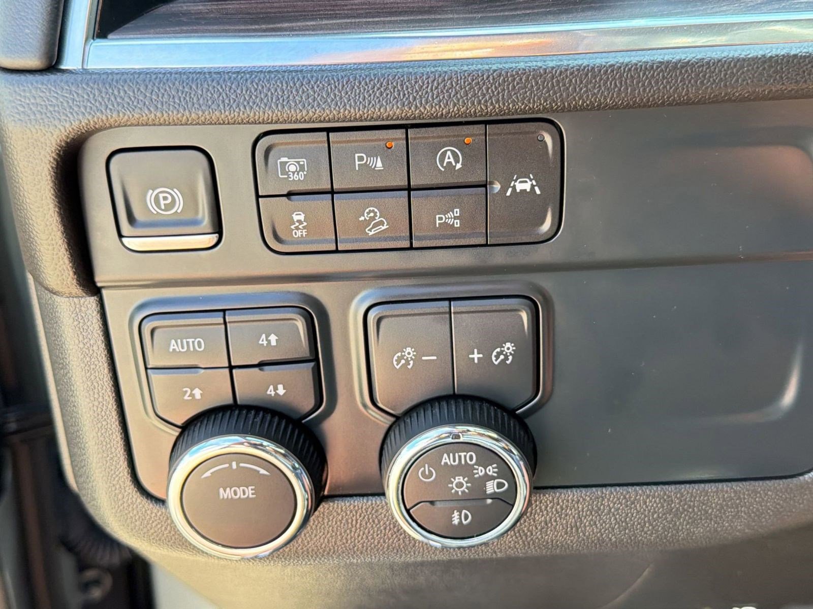 Used 2025 Chevrolet Suburban Z71 image 19