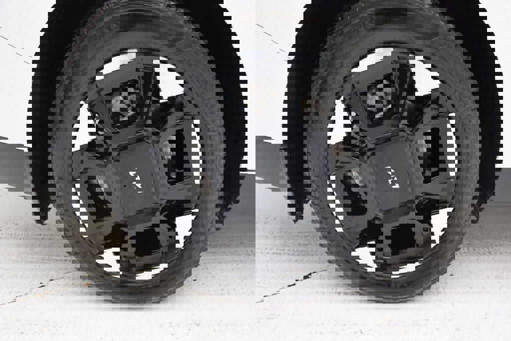 Used 2025 Kia Carnival EX image 10