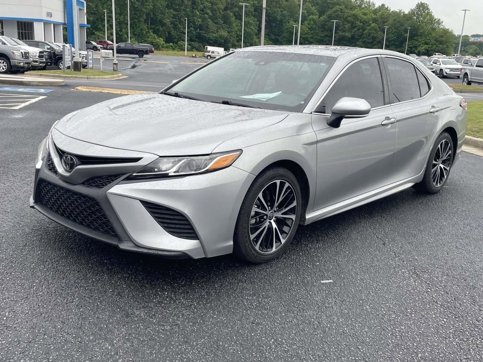 Used 2020 Toyota Camry SE w/ Moonroof Package AWD/4WD image 4