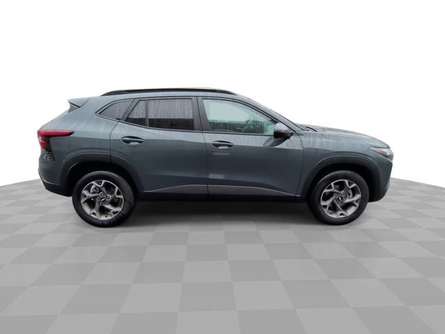 Used 2025 Chevrolet Trax LT image 9