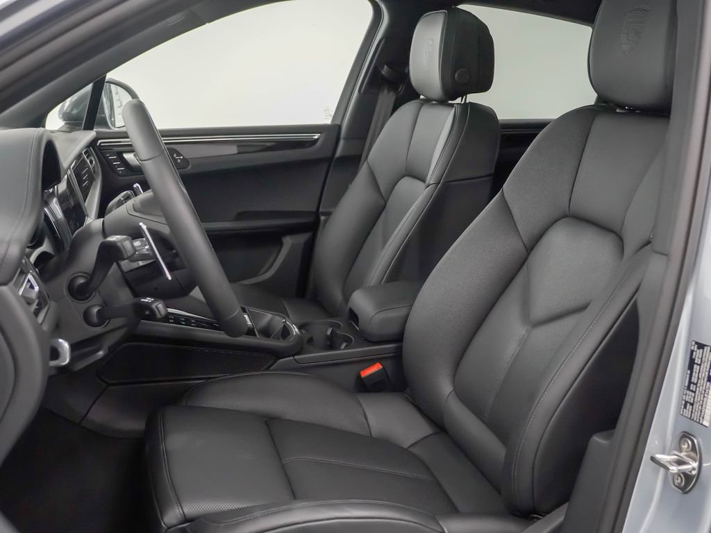 Certified 2025 Porsche Macan Turbo image 5