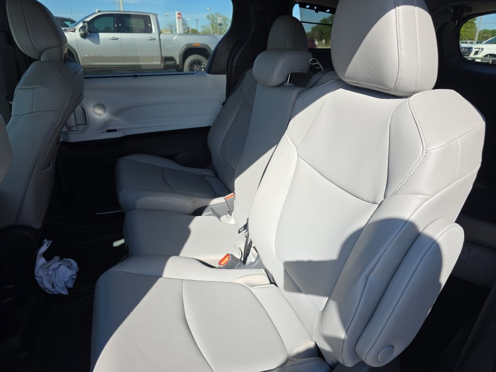 Used 2026 Toyota Sienna XLE image 15