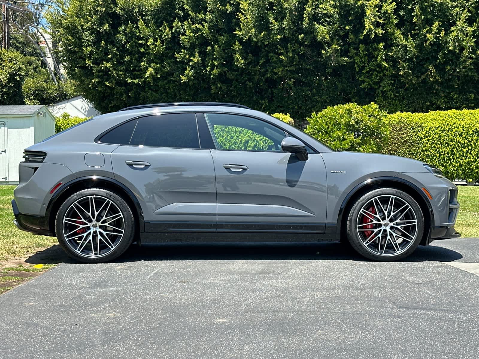 New 2026 Porsche Macan Turbo Electric AWD/4WD image 9