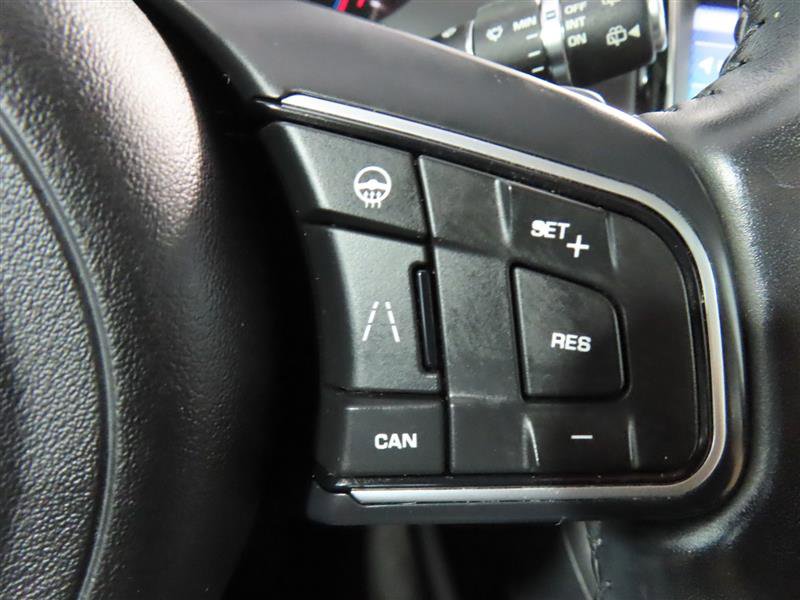 Used 2020 Jaguar F-PACE Premium image 23