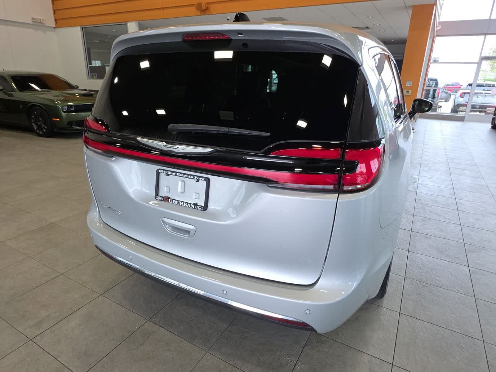 Used 2023 Chrysler Pacifica Limited FWD image 9