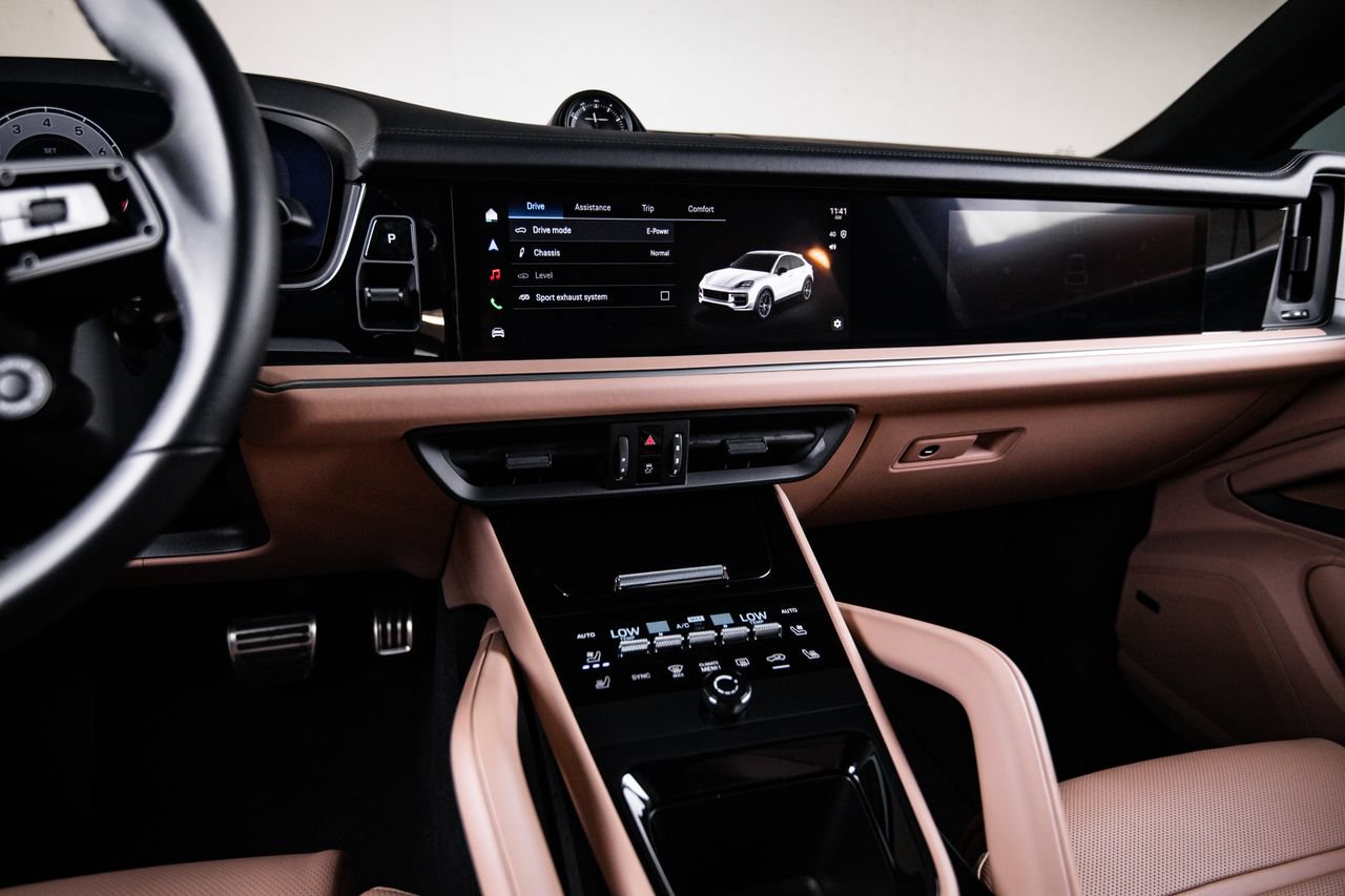 Certified 2024 Porsche Cayenne Turbo AWD/4WD image 20
