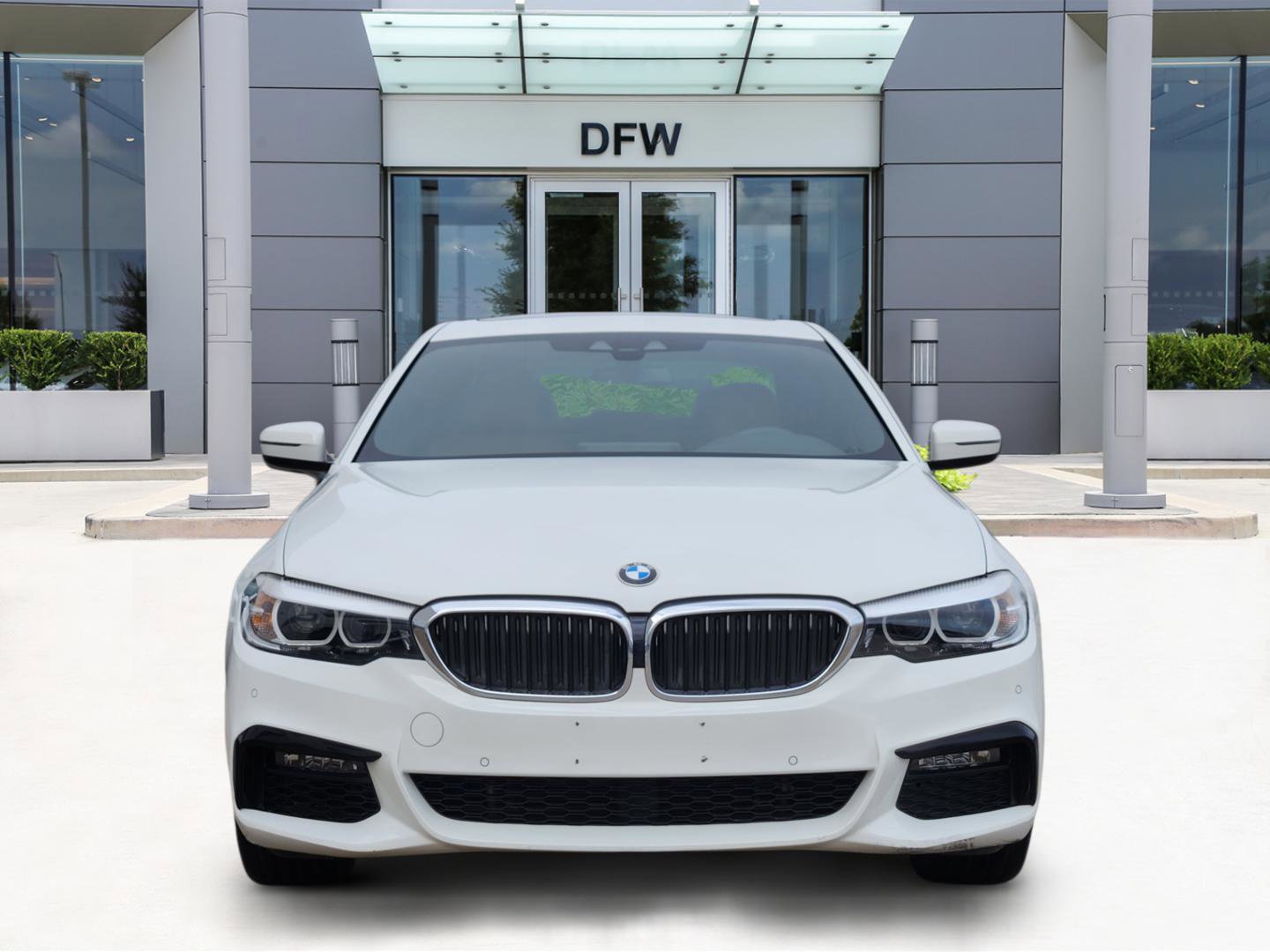 Used 2020 BMW 530e w/ M Sport Package image 2