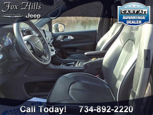 Used 2021 Chrysler Pacifica Limited w/ Uconnect Theater Family Group image 16