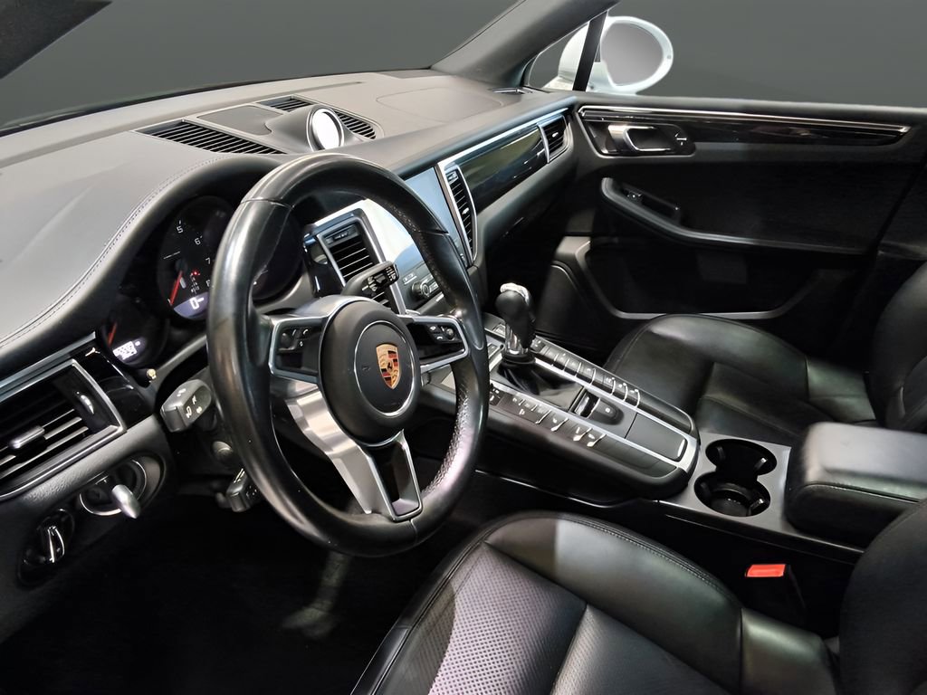 Used 2018 Porsche Macan w/ Premium Package image 13