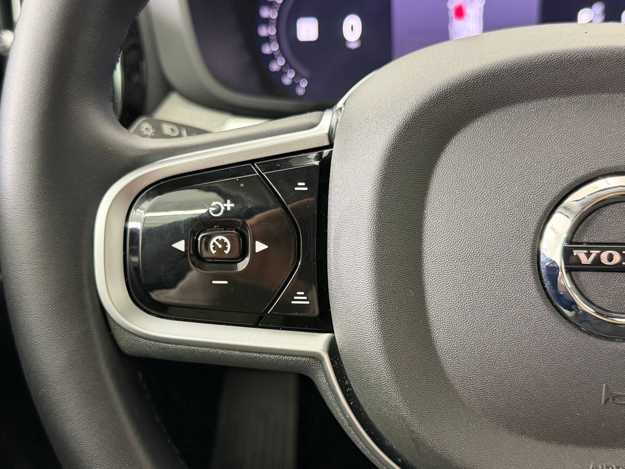 Used 2025 Volvo XC60 B5 Plus image 20