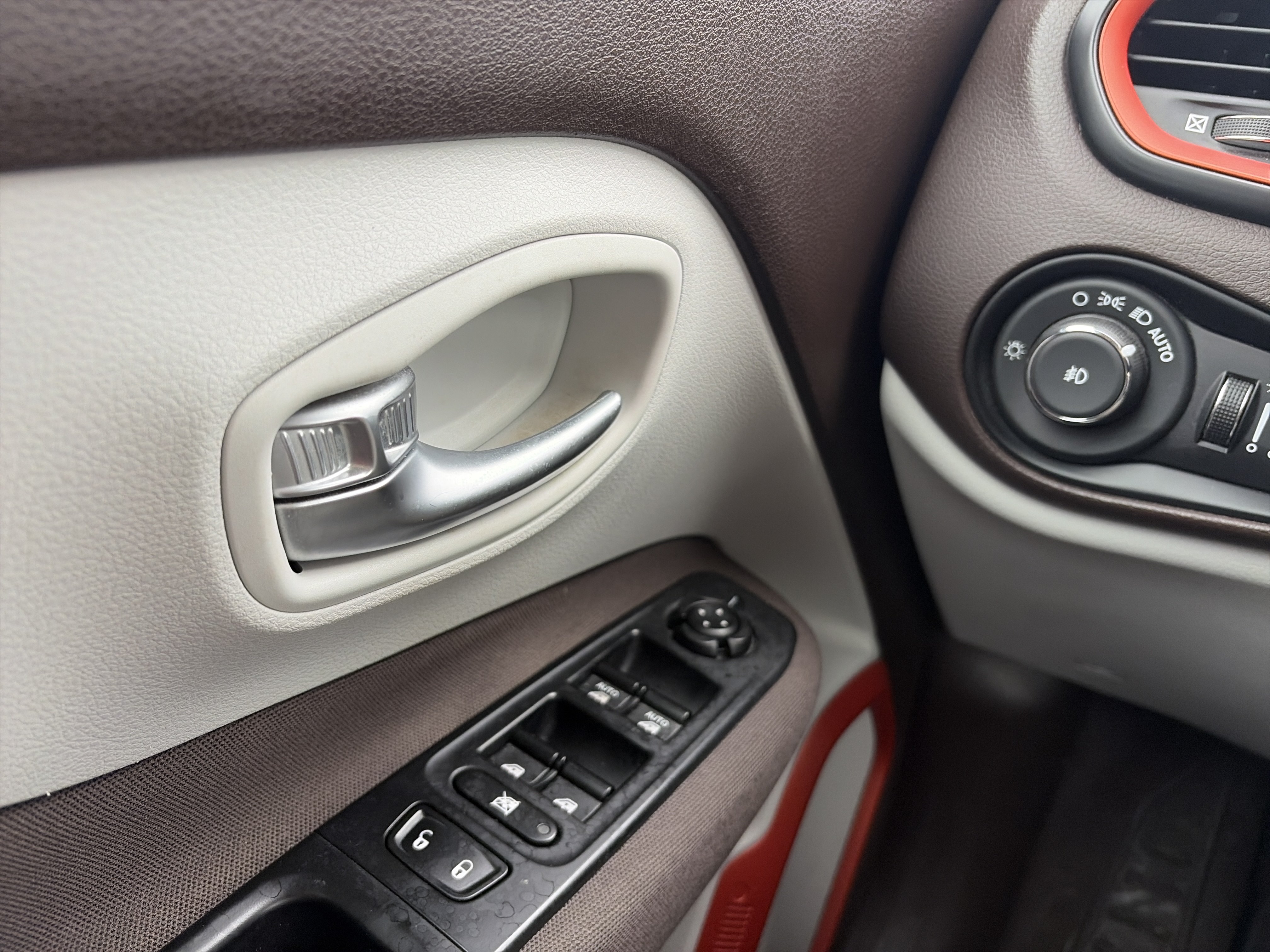 Used 2015 Jeep Renegade Latitude AWD/4WD image 25