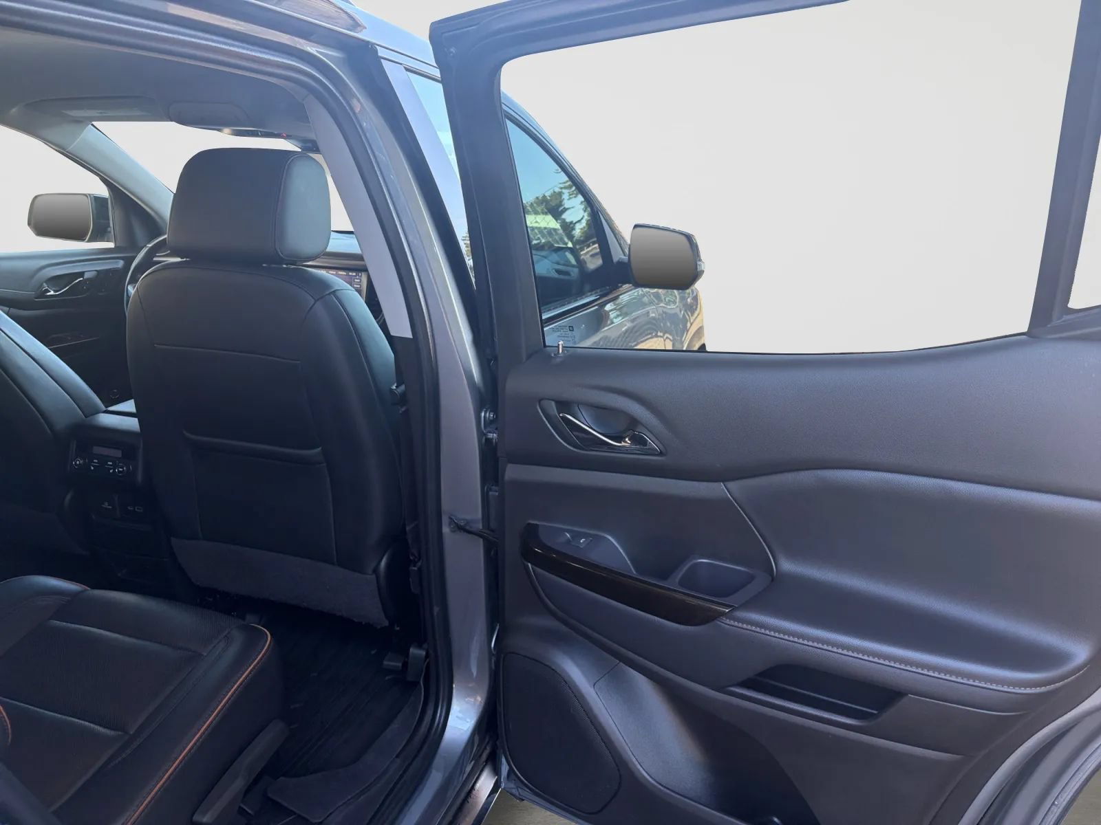 Used 2022 GMC Acadia AT4 w/ Technology Package AWD/4WD image 18
