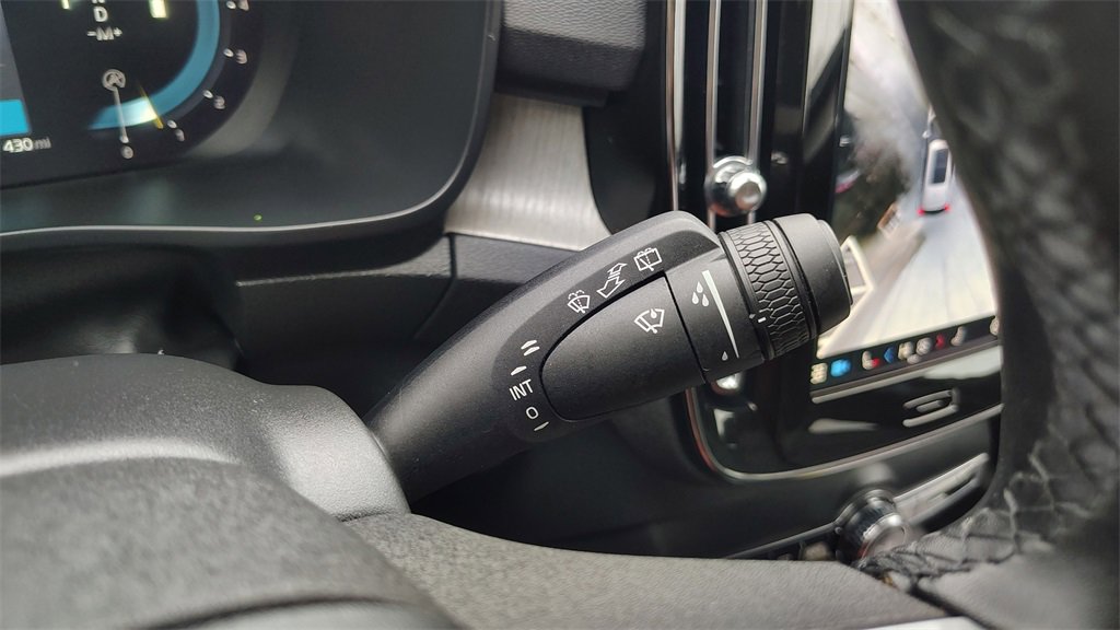 Certified 2025 Volvo XC40 B5 Plus image 17