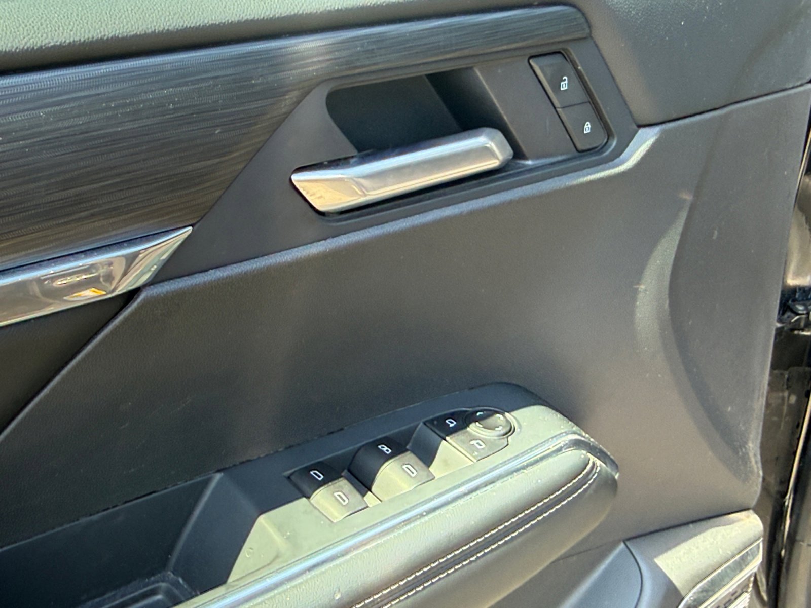 Used 2025 GMC Acadia Elevation image 11