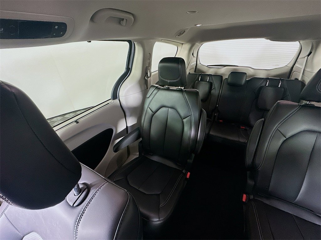 Used 2024 Chrysler Pacifica Touring-L image 12