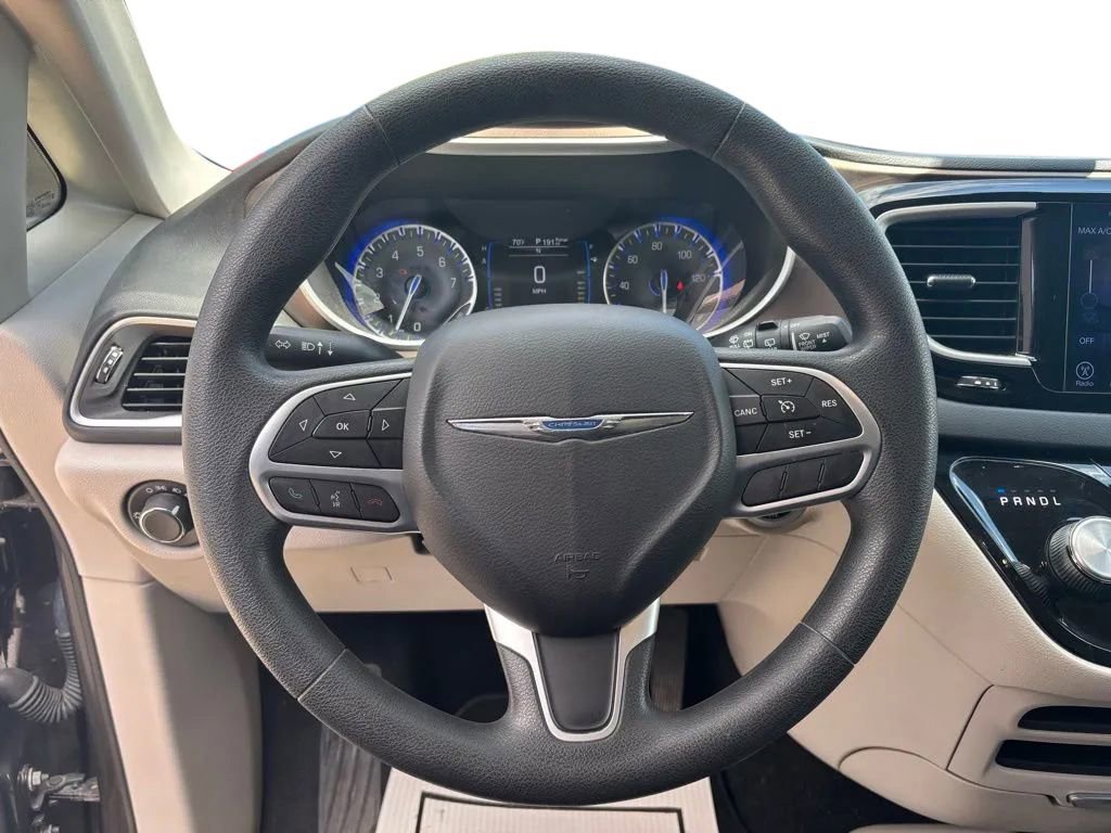 Used 2017 Chrysler Pacifica Touring w/ Tire & Wheel Group FWD image 12
