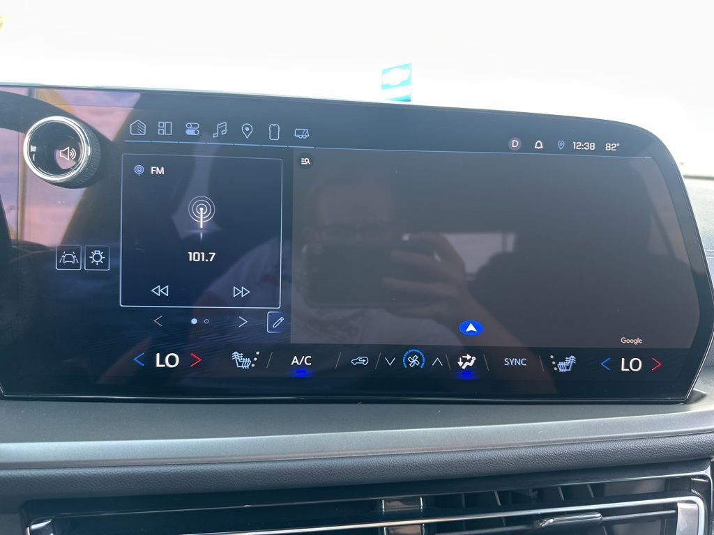 Used 2025 Chevrolet Traverse LT w/ Midnight/Sport Edition image 9