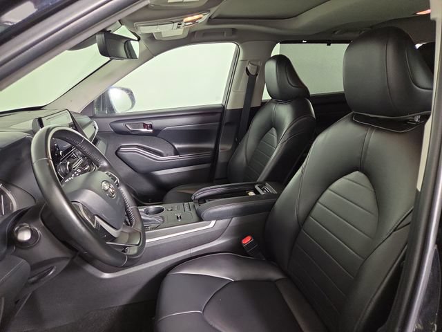 Used 2022 Toyota Highlander XLE FWD image 13