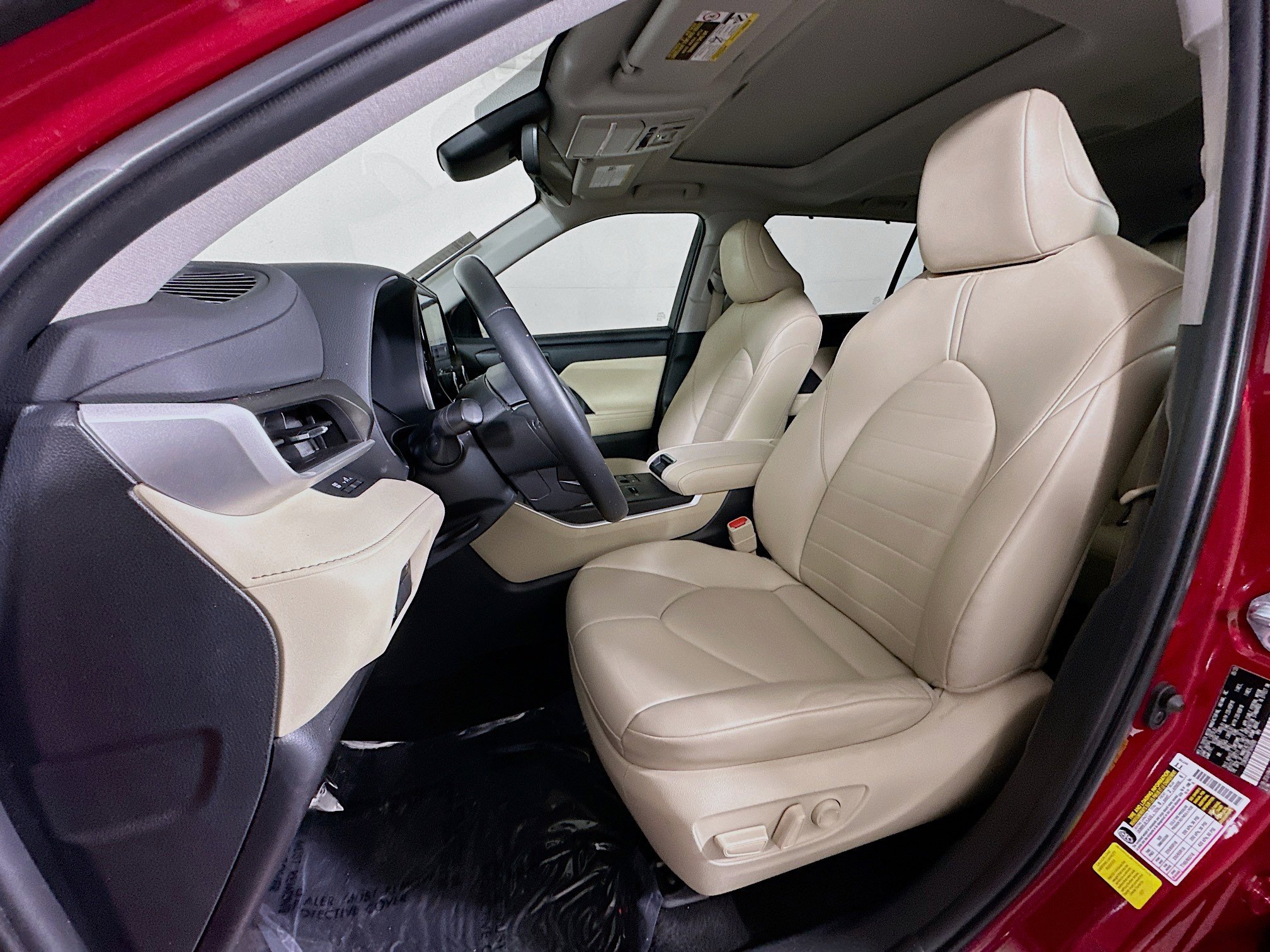 Used 2023 Toyota Highlander XLE image 12